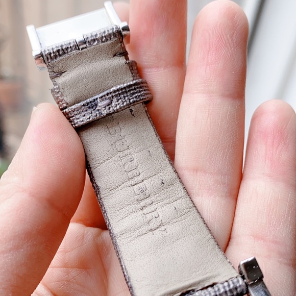 BURBERRY ENGRAVED DIAL CHECK PLAID WATCH - Picture 4 of 5